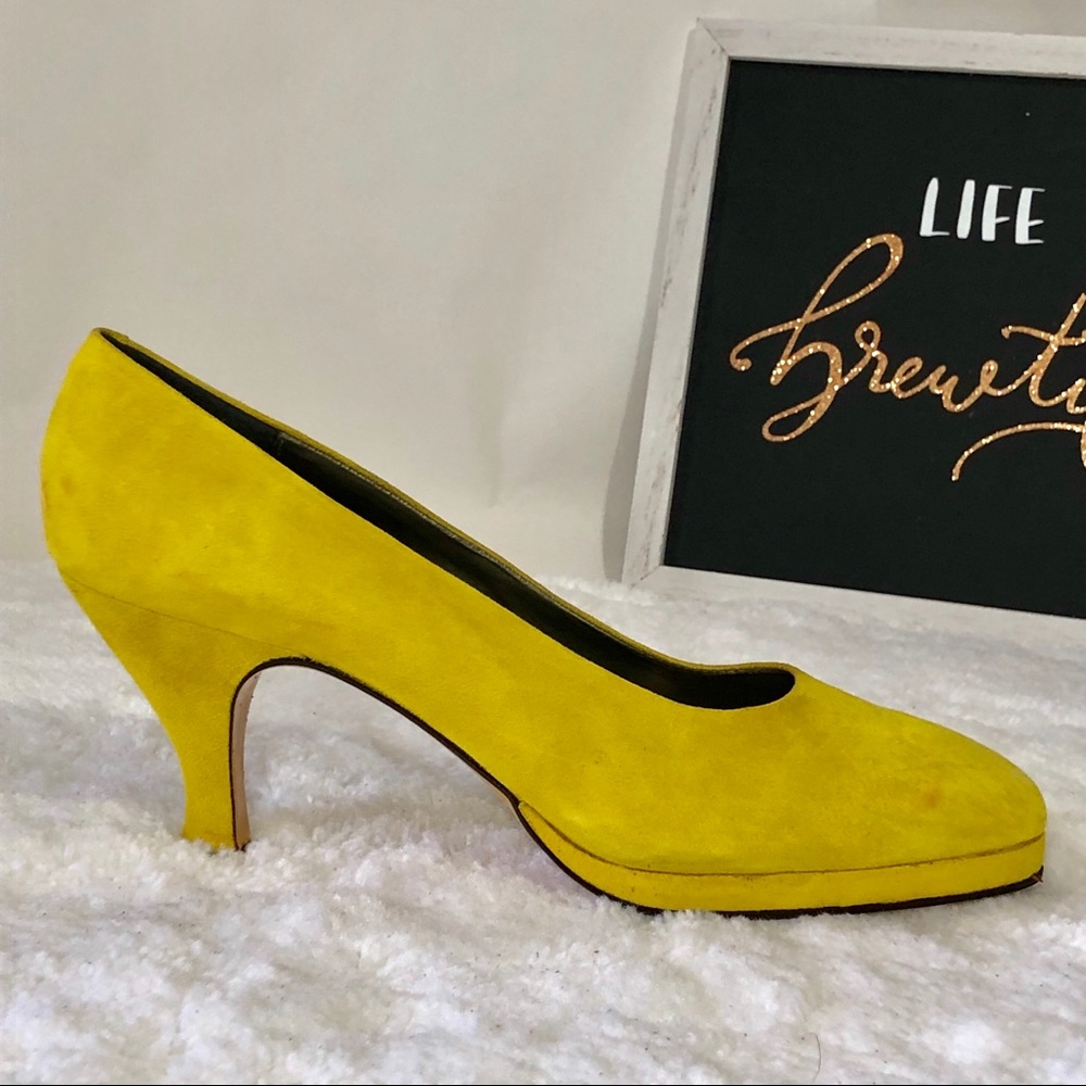 NWOT Vintage Modigliani Mustard Suede Heels